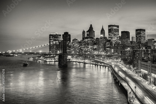 dlugi-ujawnienie-most-brooklynski-i-w-centrum-manhattan-w-miasto-nowy-jork-w-czarny-i-bialy