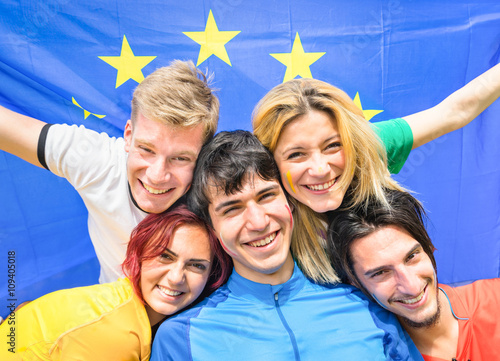 Poster Young football supporter fans cheering with european flag - Sport friends having
