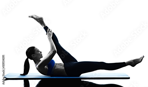 kobieta-pilates-cwiczenia-fitness-na-bialym-tle