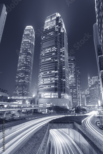 nowozytny-budynek-biurowy-i-autostrada-w-hong-kong-miescie