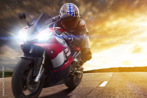 sportowe-wyscigi-motocyklowe-na-drodze