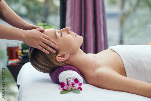 Poster, Tablou Chinese pretty woman receiving head massage in salon