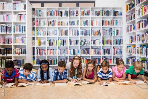 Zdjęcia Teacher reading books to her students