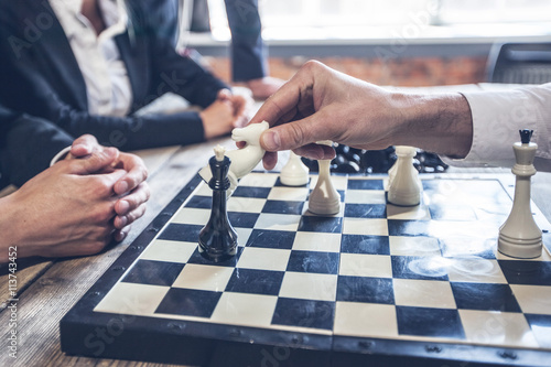 Valokuva Business people playing chess