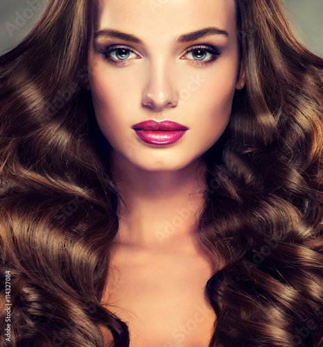 Zdjęcia Beautiful girl brunette hair with an elegant hairstyle , hair wave ,curly hairstyle