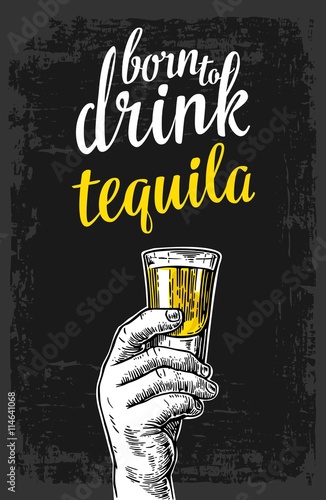 meska-reka-trzyma-strzal-alkoholu-napoj