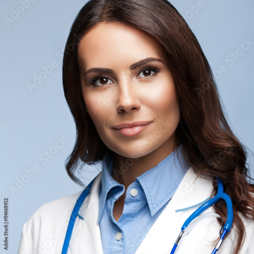 Zdjęcia Happy smiling female doctor, on grey
