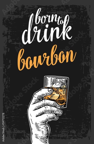 meska-reka-trzyma-szklo-z-bourbon-i-kostkami-lodu