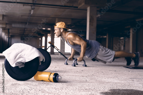Zdjęcia Guy in the baseball cap in the gym