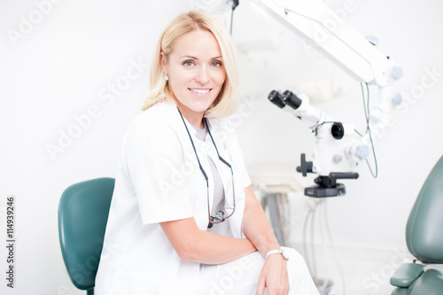 Zdjęcia young professional female dentist