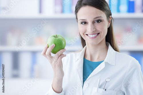 Zdjęcia Dentist holding a green apple