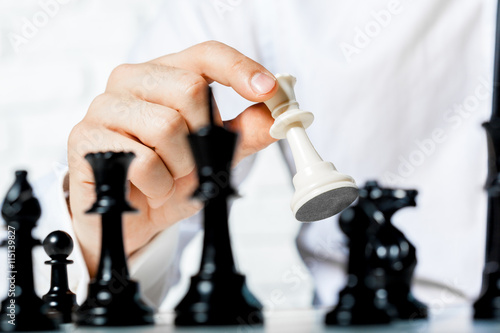 Valokuva Hand of businessman playing chess