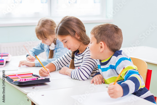 Zdjęcia Children of the school bench