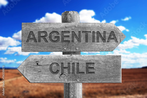Poster ARGENTINA,CHILE,LIMITES,FRONTERAS, SEÑAL, MADERA, SEÑALES, CAMPO, VEGETACIÓN, CA