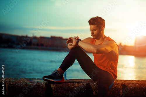 Zdjęcia Muscular man during his workout outdoors