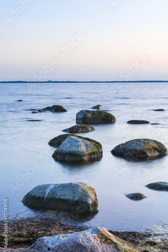 spokojne-morze-baltyckie-seascape-ze-skal