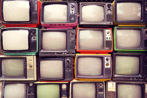 mur-de-modele-de-television-retro-colore-de-pile-tv-style-d-39-effet-de-filtre-vintage