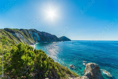 slonce-powyzej-plazy-sansone-w-sezonie-letnim-panoramiczny