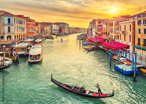 gondola-blisko-kantora-mosta-w-wenecja-wlochy