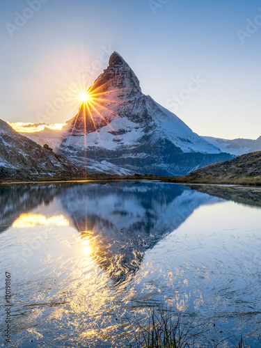 riffelsee-i-matterhorn-w-szwajcarskich-alps