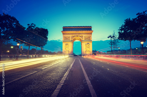 luk-triumfalny-na-wieczor-paryz-francja