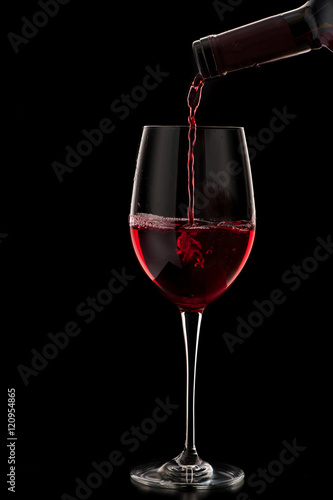 czerwone-wino-wlewajac-w-szklo