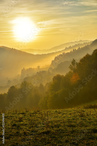 pieniny-gora-w-mgle-przy-wschodem-slonca