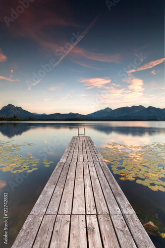 samotna-promenada-nad-jeziorem-z-lilii-wodnych-jesien
