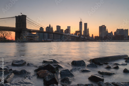 new-york-city-skyline-z-brooklyn-o-zmierzchu