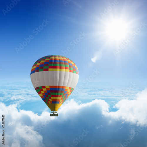 balon-na-gorace-powietrze-leci-bardzo-wysoko-w-blekitne-niebo