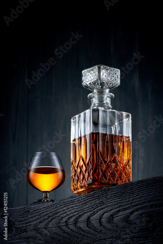 szklo-i-karafka-whisky-na-czarnym-drewnianym-tabl
