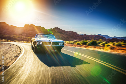 jazda-szybko-przez-pustynie-w-samochodzie-hot-rod