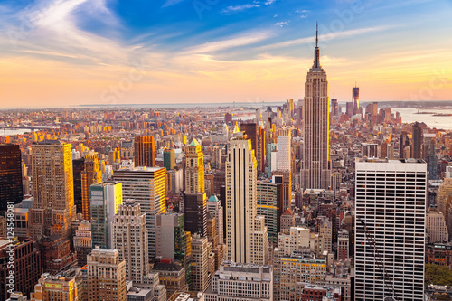 widok-z-lotu-ptaka-nowy-jork-manhattan-przy-zmierzchem