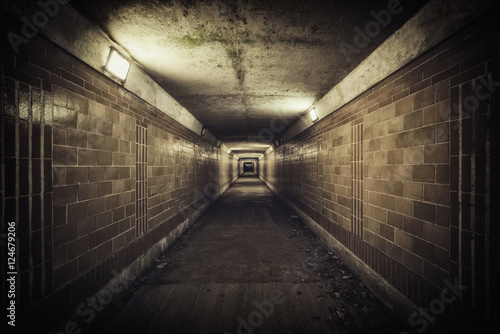 pusty-tunel-podtynkowy-w-nocy-kolor-desaturacji