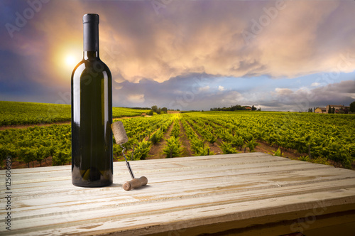 biale-wino-z-beczka-na-winnicy-w-chianti-toskania