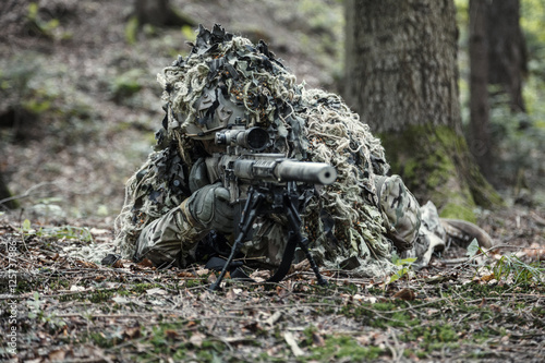 snajper-ubrany-w-garnitur-ghillie