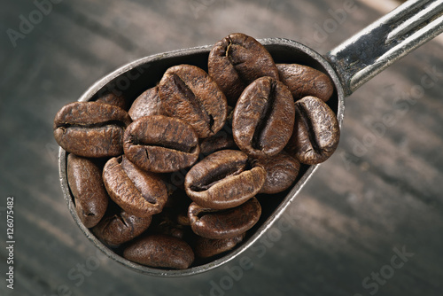 Zdjęcia group of coffee beans on a spoon