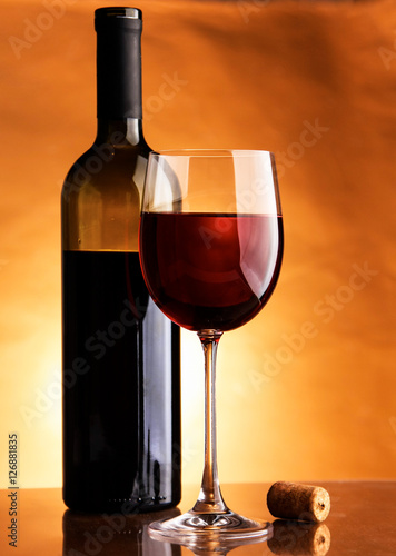 szklo-wino-i-butelka-na-czarnym-tle