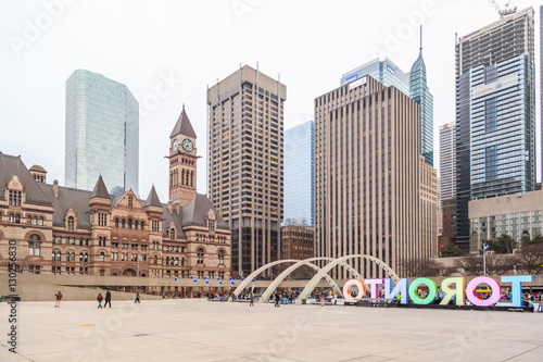 Poster Nathan Phillips Square with the famous 'Toronto' sign in Toronto, canada