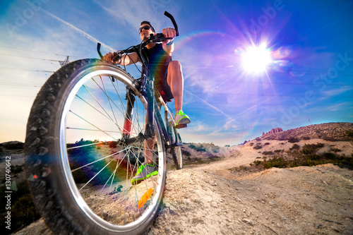 Obraz Fotograficzny Bicicleta de montaña y deportes extremos.Vida saludable y ejercicio.Paisaje de puesta de sol y aventuras,Estilo de vida y ciclista