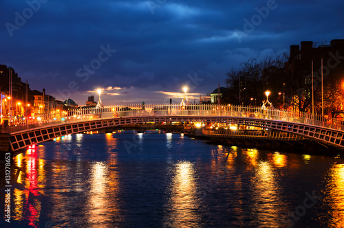 Stampa su Tela Dublin, Ireland. Night view of famous Ha Penny bridge
