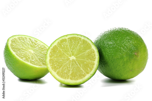 Limetten isoliert auf weißem Hintergrund