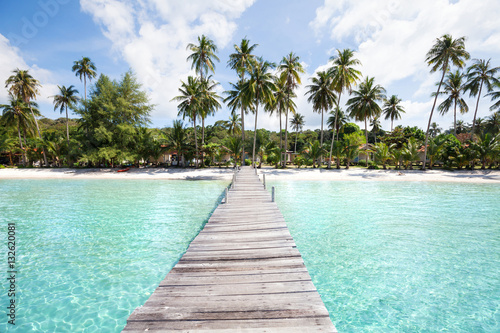 plage-de-paradis-avec-l-39-eau-turquoise-jetee-en-bois-et-palmiers-tropicaux-vacances-d-39-ete-en-thailande-koh-kood