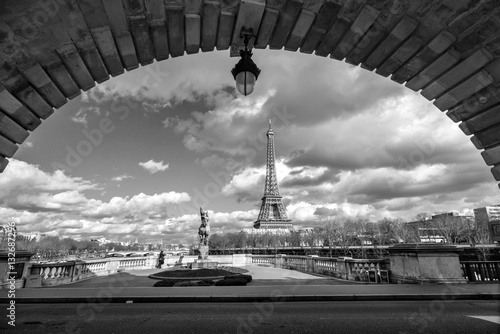vista-de-la-torre-eiffel-desde-el-puente-bir-hakeim-paris-francia
