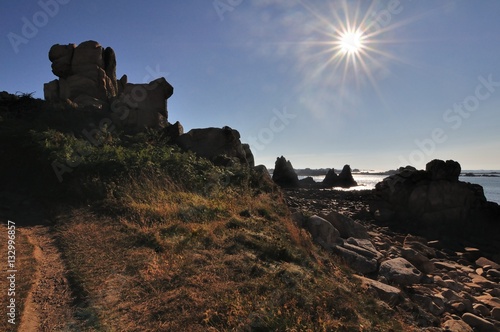 Poster Contre jour avec le soleil sur le sentier de grande randonnée GR34 à Plougrescan