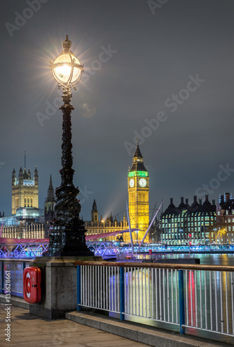 Big Ben und Westminster bei Nacht gesehen von der Southbank in London
