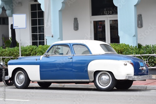 Ein Oldtimer aus den USA - Dodge in seitlicher Frontansicht, Fahrerseite, gesehen in Miami, Florida