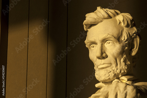 Poster Statue of Abraham Lincoln in brilliant warm dramatic morning sunlight