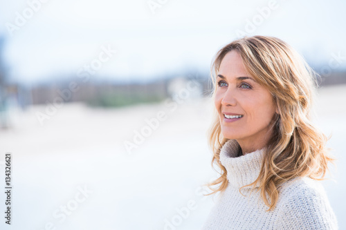 portrait de belle femme en hiver