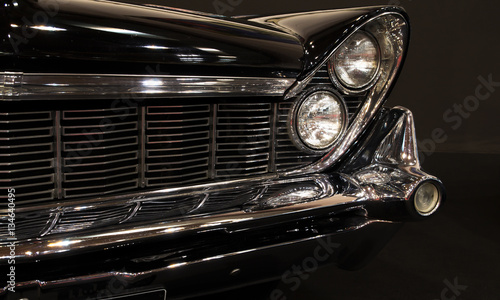 Schwarzer Oldtimer / Wuchtiger Straßenkreuzer aus den 50er Jahren mit viel Chrom